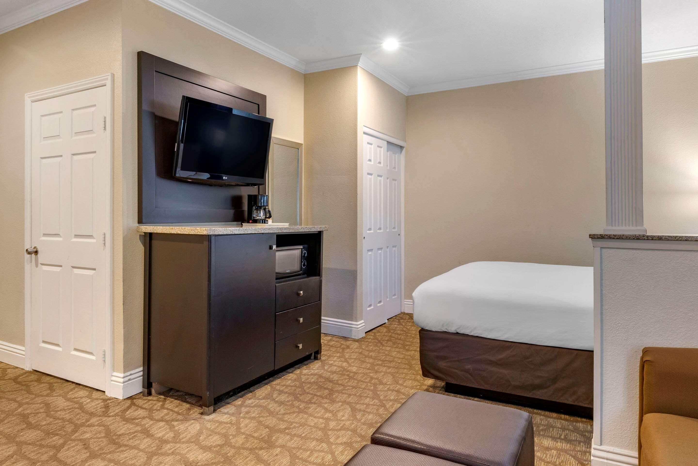 Comfort Inn & Suites Huntington Beach Exterior photo