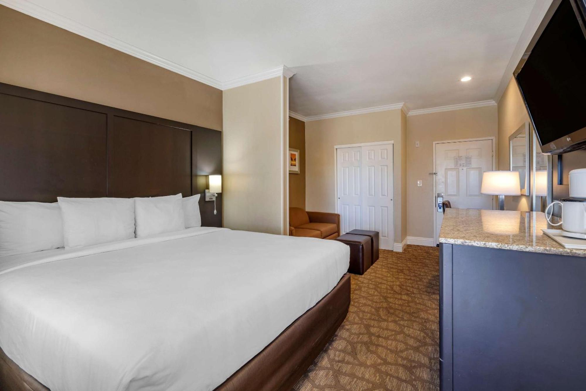 Comfort Inn & Suites Huntington Beach Exterior photo