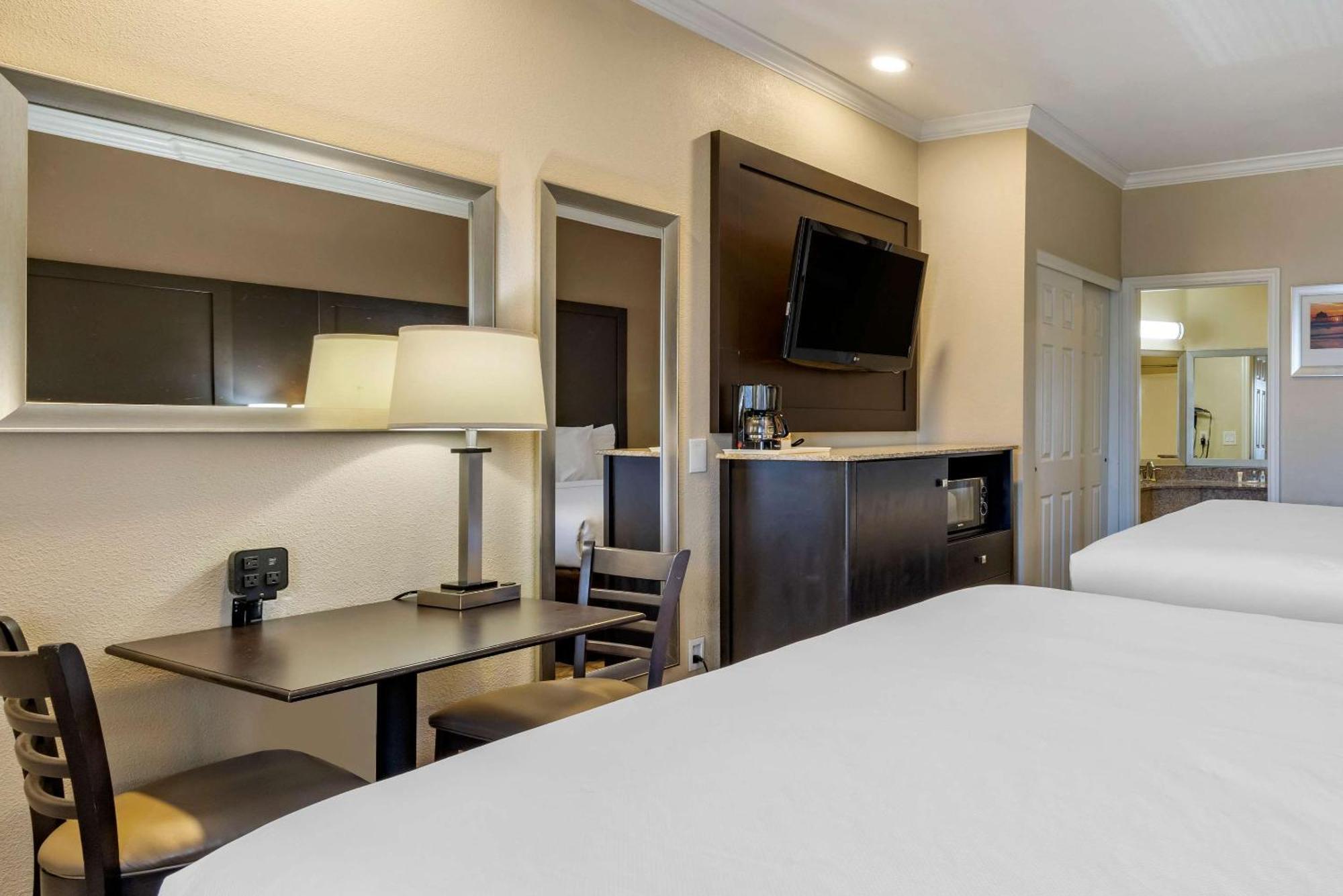 Comfort Inn & Suites Huntington Beach Exterior photo